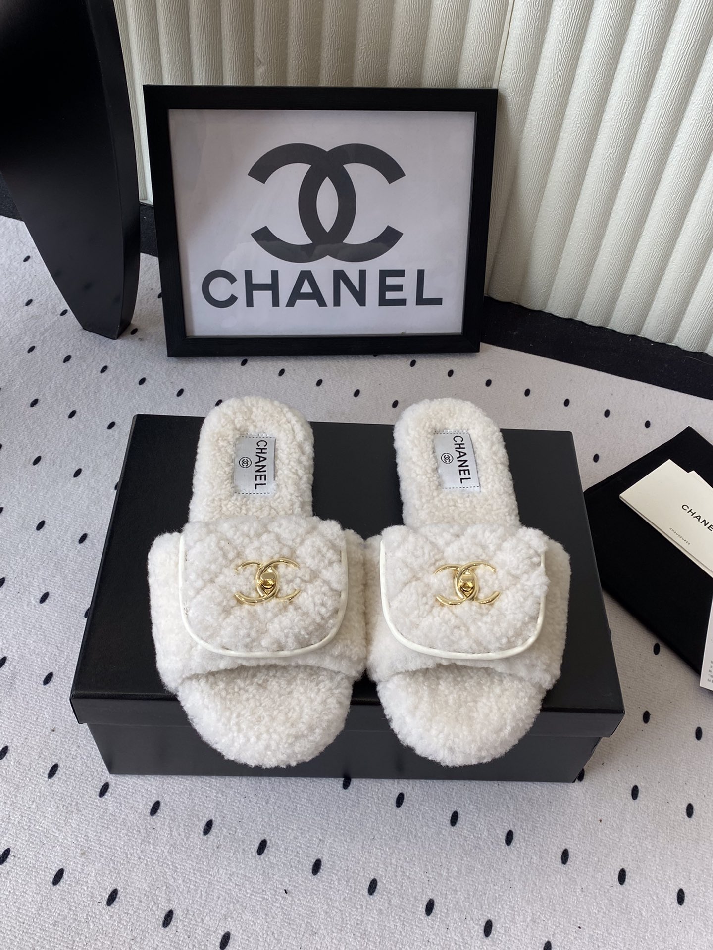 NO:463918,Chanel's new autumn and winter wool slippers, high-version, full of retro style and delicate shoe shapes, which make the feet look thin and slender. The shoe shape is very elegant and fashionable. The foot is very elegant. Imported integrated lamb wool upper, real wool inner foot pad, super comfortable Italian leather sole Size35-39 (customized for 40/41, fur shoes and slippers, chanel, slippers, Leather soles19860909Chanel新款秋冬羊毛拖鞋 高版本 满满的复古风秀气的鞋型 衬托脚也变得瘦瘦的显得修长 鞋型特别大气时髦 上脚很显气质 进口一体羊羔毛鞋面 真羊毛内里垫脚 超级舒服 意大利真皮大底 Size35-39（40/41订做,毛毛鞋拖鞋,chanel,slippers,Leather soles,Women's Shoes