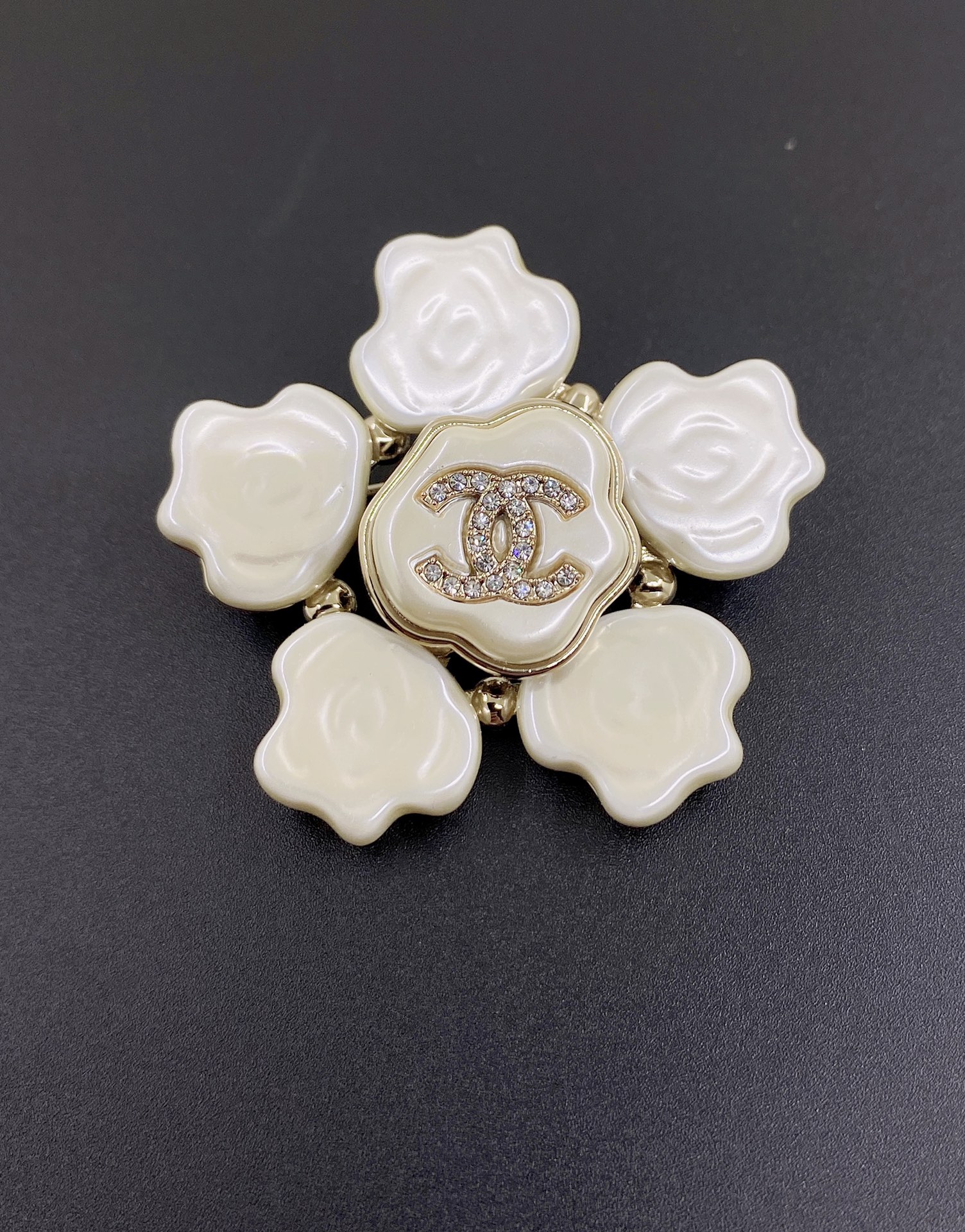 ch*nel 最新款🆕异形珍珠大花瓣胸针】一致专柜🆕黄铜材质
