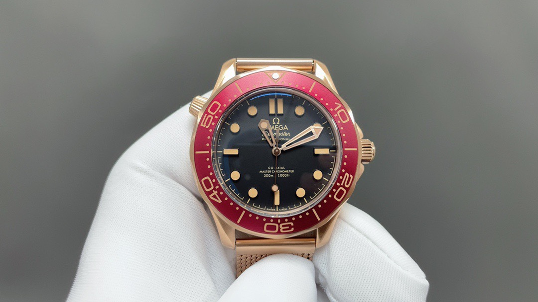 NO:617585,ER’s new model [Red Horse, Red Rabbit, Bronze Gold Seahorse] has arrived!  A new collision of retro and fashion!  The appearance design continues the 007 version of the Seamaster Diving Watch, inheriting retro elements such as the dateless display, domed sapphire crystal, and aluminum bezel, and incorporating new materials and colors to form a new design style!  The case is made of bronze gold and burgundy red, which has both the luxury of gold and the simple charm of bronze. The dial is made of black sandblasted aluminum alloy dial, and the 18K bronze gold hour hands and blackened scales are filled with a retro-flavored luminous coating. It is low-key and gorgeous!  The best value for money on the entire network!  Full of details!  The 42mm watch case is equipped with the 8806 movement, which has stable running time and is not easy to oxidize and fade. The strap is upgraded with a new process. When you place an order, you will receive a pair of the same black fluorine tape!  Welcome to taste,gold19860909ER新款【红马赤兔青铜金海马】到货！ 复古与时尚的新碰撞！ 外观设计延续了007版海马米潜水表,继承了无日期显示、穹顶蓝宝石水晶表镜、铝质表圈等复古元素,融入了新材质与配色,形成新的设计风格！ 表壳采用青铜金色与勃艮第红配色,既有黄金奢华感又有青铜古朴韵味,表盘采用黑色喷砂粒纹铝合金表盘,18K青铜金时针和黑化刻度填充极具复古气息的夜光涂层,低调且华丽！ 全网性价比最高！细节拉满！42mm表壳搭载8806机芯,走时稳定,不易氧化掉色,全新工艺升级表带,下单即赠送同款黑色氟胶带一副！欢迎品鉴,,gold,Watch