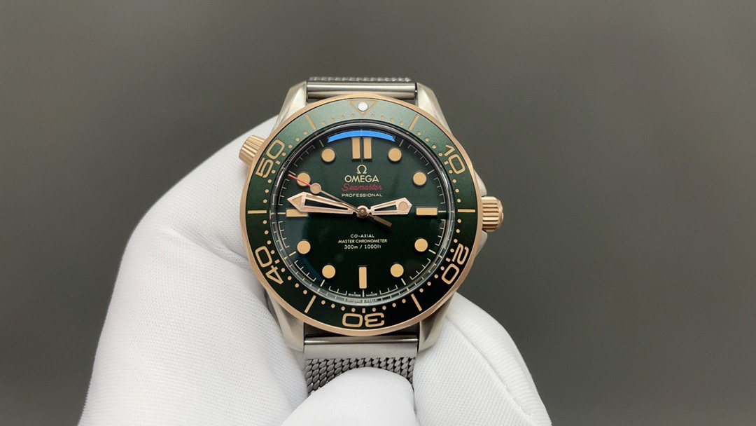 NO:617542,ER’s new model [Titanium Shell Bronze Gold 007] has arrived!  A new collision of retro and fashion!  The bronze gold bezel is paired with a titanium case and strap, and a retro green dial, which fully embodies the retro and elegant sports style!  The best value for money on the entire network!  Full of details!  The 42mm titanium case is equipped with the 8806 movement, which has stable running time and is not easy to oxidize and fade. The watch strap is upgraded with a new process. When you place an order, you will receive a pair of the same green fluorine tape!  Welcome to taste,19860909ER新款【钛壳青铜金007】到货！ 复古与时尚的新碰撞！ 青铜金表圈搭配钛金属表壳表带,配以复古绿色表盘,将复古雅致的运动风格体现的淋漓尽致！ 全网性价比最高！细节拉满！42mm钛表壳搭载8806机芯,走时稳定,不易氧化掉色,全新工艺升级表带,下单即赠送同款绿色氟胶带一副！欢迎品鉴,,Watch