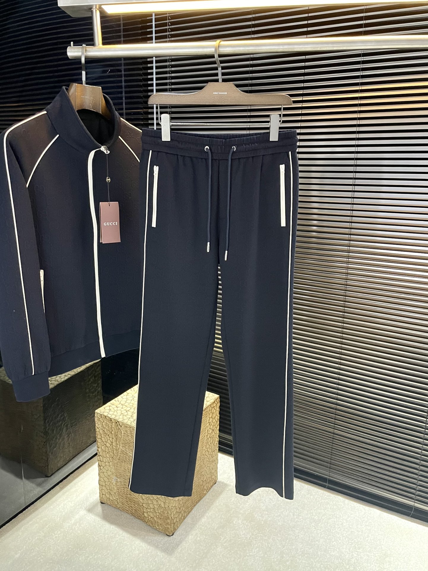 NO:514855,Pants P Gucc (Gucc) heavy recommendation! 2025 autumn and winter new product, full of style, very good-looking, super stylish, definitely a powerful tool to attract resurgence! Fashionable and trendy suit. It uses imported modal fabric, with good comfort and superb turning! A casual and handsome European and American tone! Smooth and neat, with a crisp and stylish upper body, fashionable and handsome, and a full-size handsome image! Color Navy Gray Size M-3XL,,gucci,gucci,alexander wang19860909裤子 P  Gucc（古驰）重磅推荐！2025秋冬新品 十足腔调 上身非常的赞 超有型 绝对是吸引回头率的利器！时尚潮流套装.采用进口莫代尔面料,舒适度好,车工精湛！随性帅气的欧美调调！流畅利落 上身挺括有型,时尚又帅气,十足的型男形象！顏色 藏青色 灰色 尺码 M-3XL,,gucci,gucci,alexander wang,Men's clothing