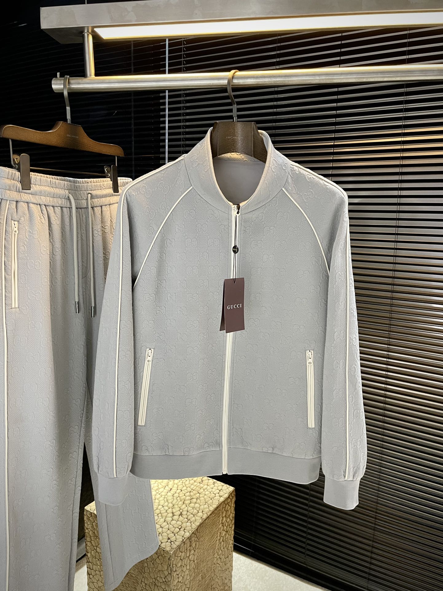 NO:514841,Jacket P Gucc (Gucc) heavy recommendation! 2025 autumn and winter new product, full of style, very good-looking, super stylish, definitely a powerful tool to attract resurgence! Fashionable and trendy suit. It uses imported modal fabric, with good comfort and superb turning! A casual and handsome European and American tone! Smooth and neat, with a crisp and stylish upper body, fashionable and handsome, and a full-size handsome image! Color Navy Gray Size M-3XL,,gucci,gucci,jackets & coats,alexander wang19860909外套 P  Gucc（古驰）重磅推荐！2025秋冬新品 十足腔调 上身非常的赞 超有型 绝对是吸引回头率的利器！时尚潮流套装.采用进口莫代尔面料,舒适度好,车工精湛！随性帅气的欧美调调！流畅利落 上身挺括有型,时尚又帅气,十足的型男形象！顏色 藏青色 灰色 尺码 M-3XL,,gucci,gucci,jackets & coats,alexander wang,Men's clothing