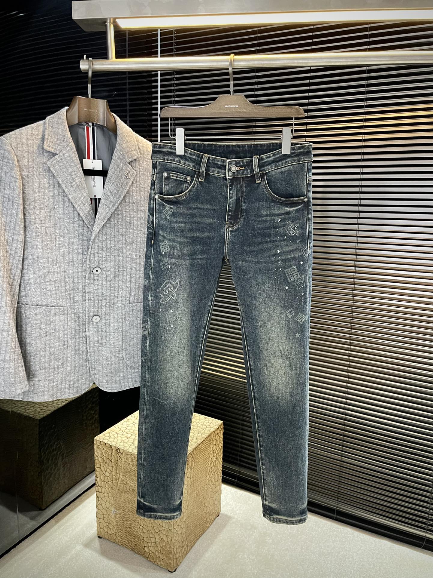 NO:514880,P Givenc (Givenc) 2025 autumn and winter new jeans imported from Italian haute couture denim fabrics Fashion and casual Regular style Micro-stretch fabrics The fabric is comfortable and soft, breaking through the feel of conventional denim fabrics, not stuffy, and excellent comfort. It is free and versatile. It is washed for a long time and does not deform. The upper body effect is excellent. The elegant and elegant tailoring, the design is constantly innovating, but it always maintains a noble and elegant style and taste. The charm of fashion. The small straight line of the style is fashionable. The counter number is 29-38 (37), given , given , given , jeans, alexander wang19860909P  Givenc（纪梵希）2025秋冬新款牛仔裤 进口意大利高定牛仔面料 时尚休闲 常规版型 微弹力面料 面料舒适柔软,突破常规牛仔的面料手感,不闷热,舒适感极佳.随意百搭 久洗不变形 上身效果极佳.大方优雅的剪裁,设计不断创新却始终保持着高贵优雅的风格和品位 演绎时尚魅惑 版型小直筒 时尚佳品 专柜码数 29-38（37）,,givenchy,givenchy,jeans,alexander wang,Men's clothing