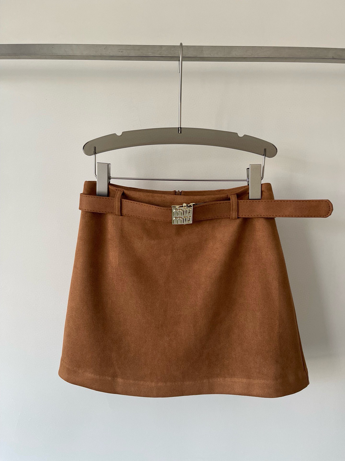 NO:472746,MiuMi* new gold buckle letter belt skirt adopts custom imported suede fabric, with a high-end American retro feel, small A-swing design, the upper body shows long legs, good-looking and slim, and the versatile single product that is not wrong in autumn and winter. Two-color SMl, miumiu, skirts, chamois leather, alexander wang19860909MiuMi*新款金扣字母腰带半裙 采用定制进口麂皮绒面料,自带美式复古的高级感,小A摆设计 上身显腿长 好看好搭又显瘦,秋冬不出错的百搭单品两色SMl,,miumiu,skirts,chamois leather,alexander wang,Women's clothing