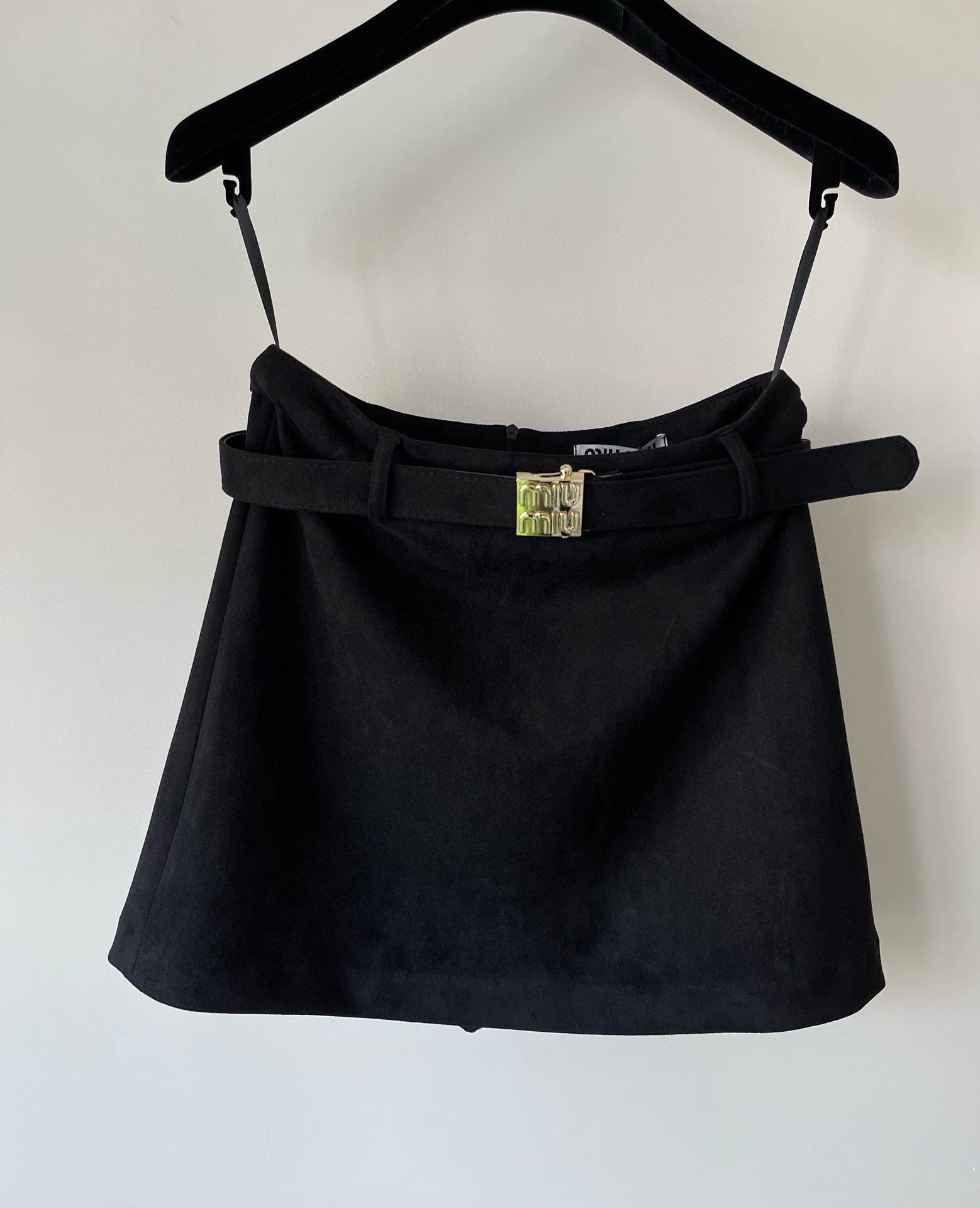 NO:472752,MiuMi* new gold buckle letter belt skirt adopts custom imported suede fabric, with a high-end American retro feel, small A-swing design, the upper body shows long legs, beautiful and easy to match and slim, versatile single item that is not wrong in autumn and winter, two-color SML, miumiu, skirts, chamois leather, alexander wang19860909MiuMi*新款金扣字母腰带半裙 采用定制进口麂皮绒面料,自带美式复古的高级感,小A摆设计 上身显腿长 好看好搭又显瘦,秋冬不出错的百搭单品两色SML,,miumiu,skirts,chamois leather,alexander wang,Women's clothing