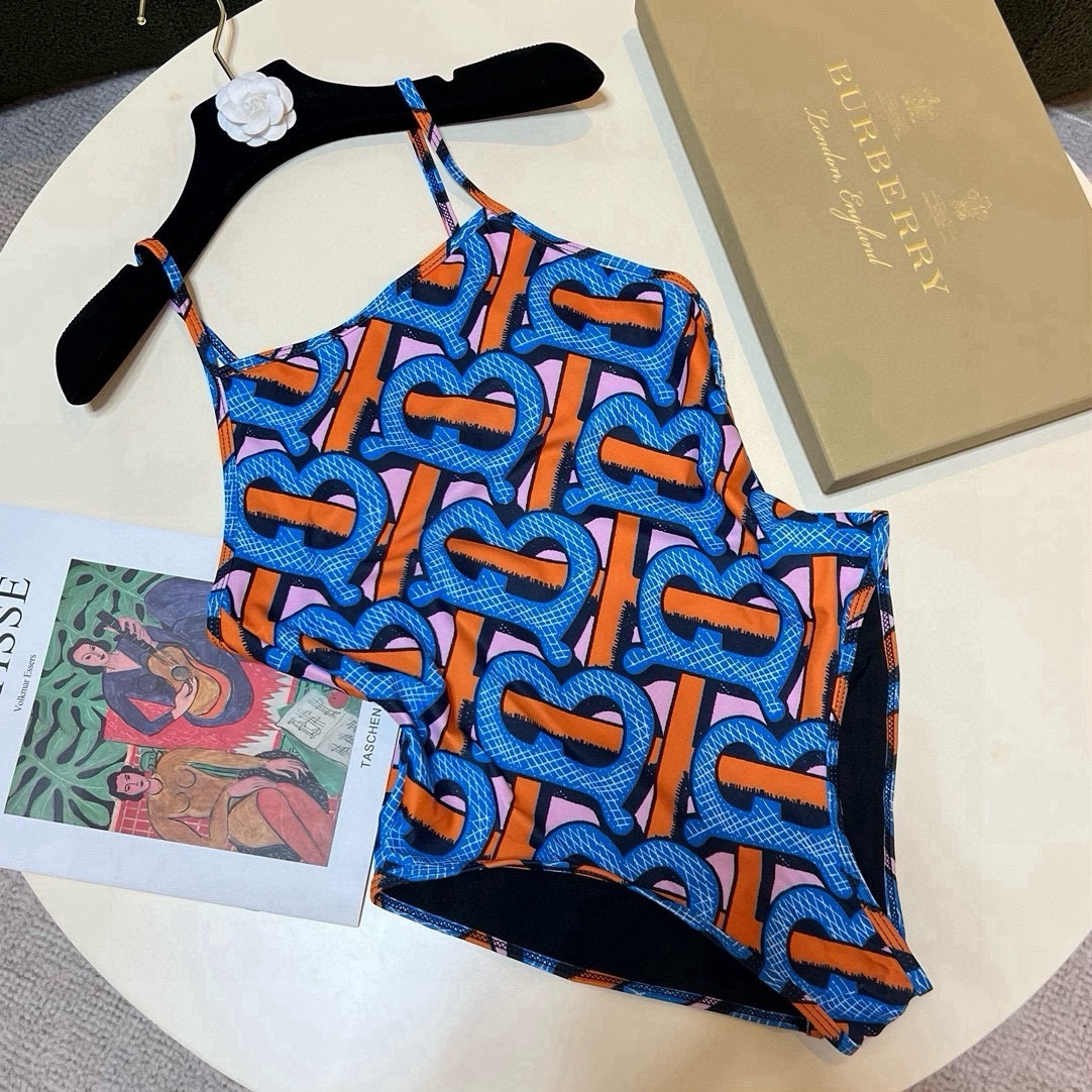 NO:377459,Burberry TB letter one-piece swimsuit is released simultaneously in various counters, and it naturally presents a fashionable feeling!  Very age-reducing and youthful. S M L Xl swimsuits, swimming trunks, bikini, swimsuits, swimming trunks, bikinis19860909巴宝莉 TB字母连体泳衣 同步各大专柜发售,自然而然呈现时尚感！十分减龄,具有年轻活力. 码数S M L Xl泳衣泳裤比基尼,泳衣，泳裤，比基尼,burberry,swimsuits,bikinis,accessory