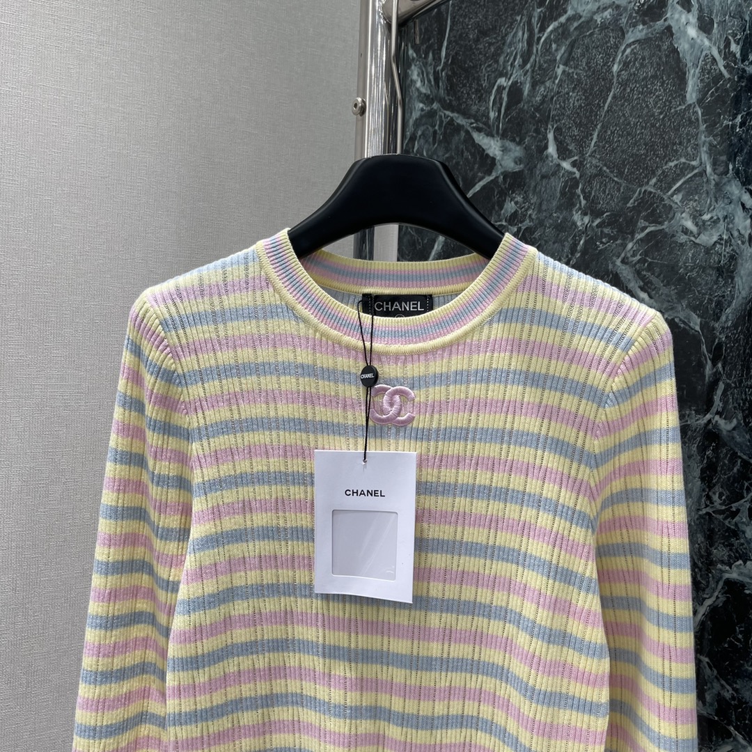 
小香 25早秋新款 撞色针织长袖 通体马卡龙温柔色系 精致又大气 胸前刺绣双C 凸显品牌格调。上身很显