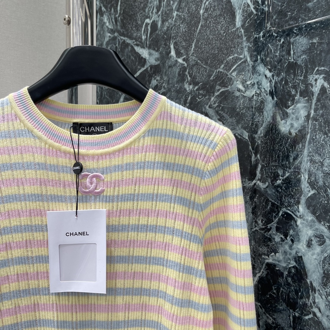 
小香 25早秋新款 撞色针织长袖 通体马卡龙温柔色系 精致又大气 胸前刺绣双C 凸显品牌格调。上身很显