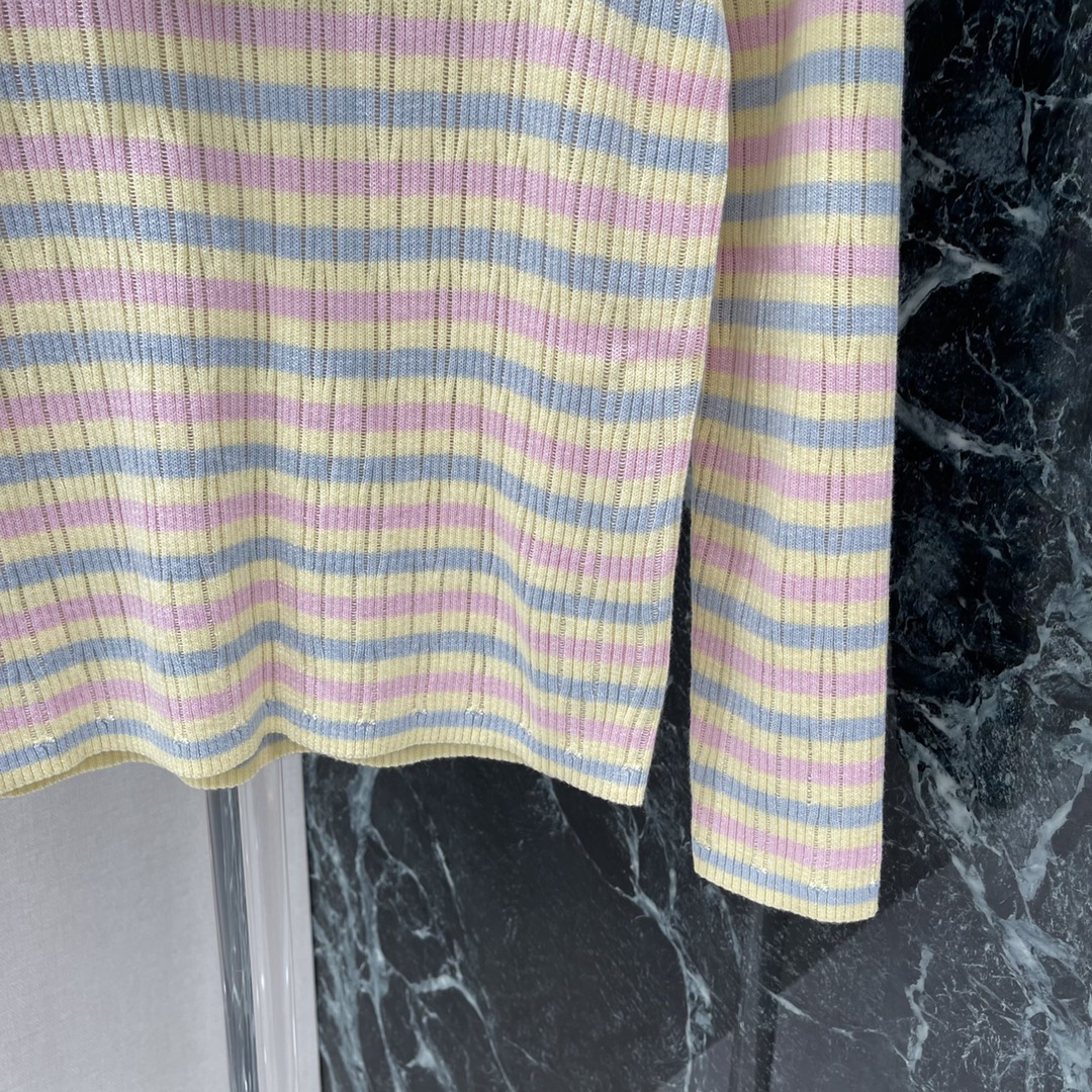 
小香 25早秋新款 撞色针织长袖 通体马卡龙温柔色系 精致又大气 胸前刺绣双C 凸显品牌格调。上身很显