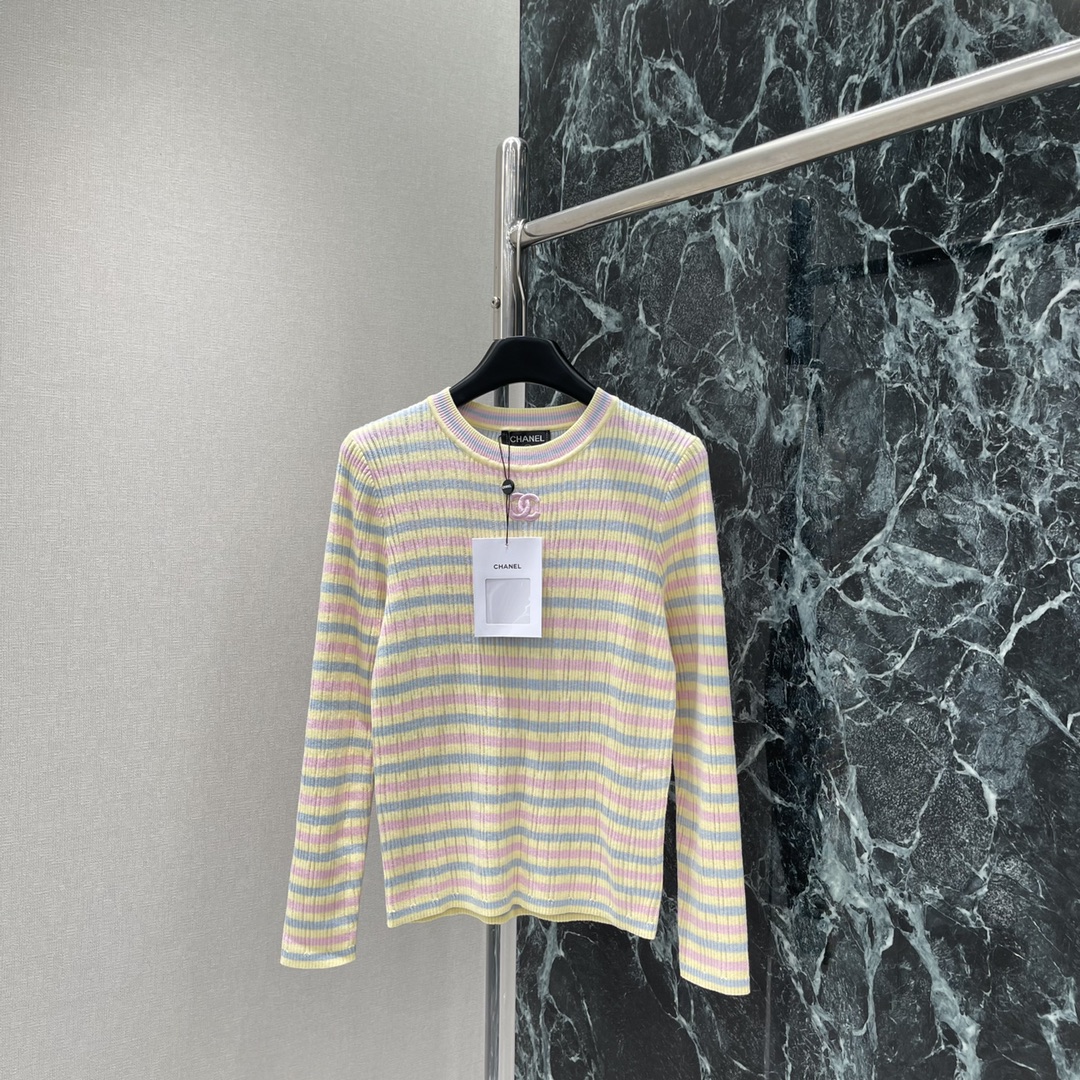 
小香 25早秋新款 撞色针织长袖 通体马卡龙温柔色系 精致又大气 胸前刺绣双C 凸显品牌格调。上身很显