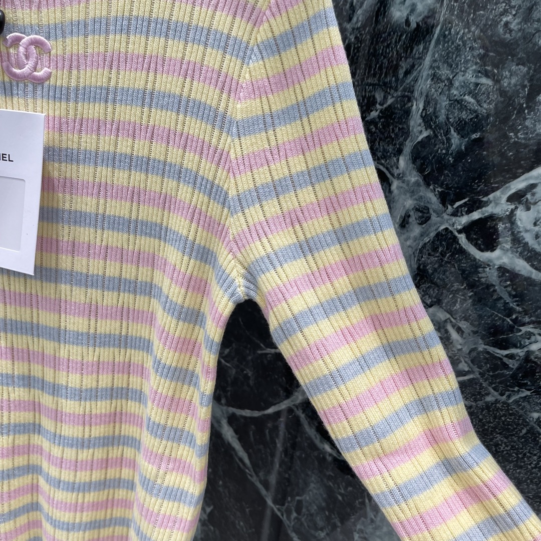 
小香 25早秋新款 撞色针织长袖 通体马卡龙温柔色系 精致又大气 胸前刺绣双C 凸显品牌格调。上身很显