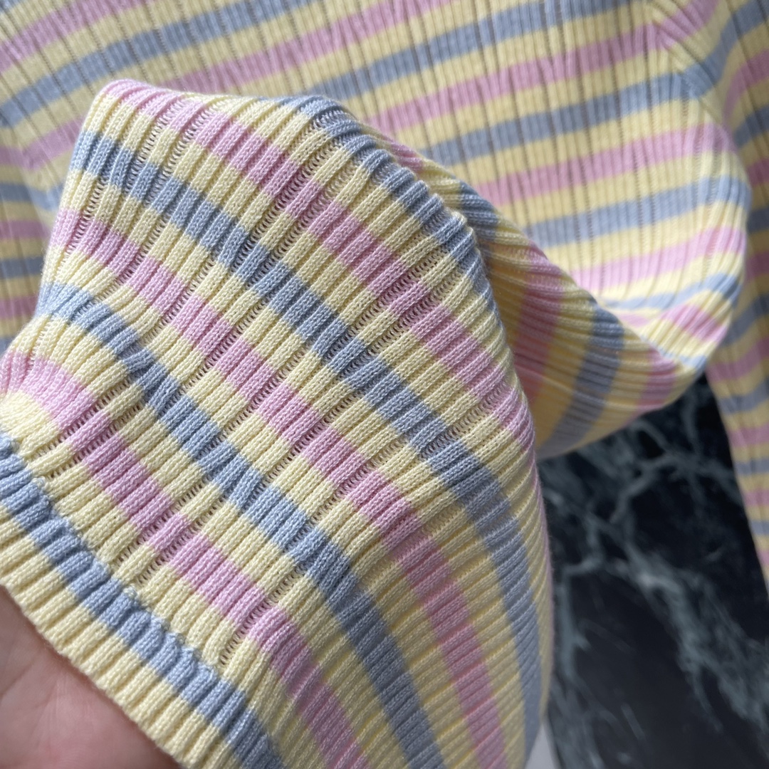 
小香 25早秋新款 撞色针织长袖 通体马卡龙温柔色系 精致又大气 胸前刺绣双C 凸显品牌格调。上身很显