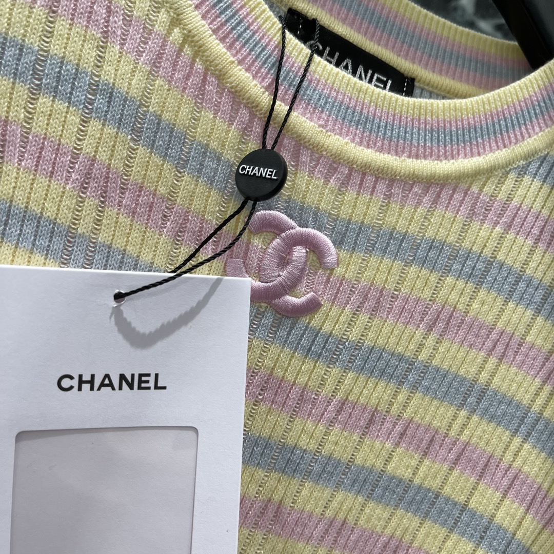 
小香 25早秋新款 撞色针织长袖 通体马卡龙温柔色系 精致又大气 胸前刺绣双C 凸显品牌格调。上身很显