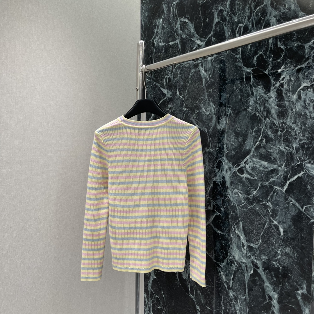 
小香 25早秋新款 撞色针织长袖 通体马卡龙温柔色系 精致又大气 胸前刺绣双C 凸显品牌格调。上身很显