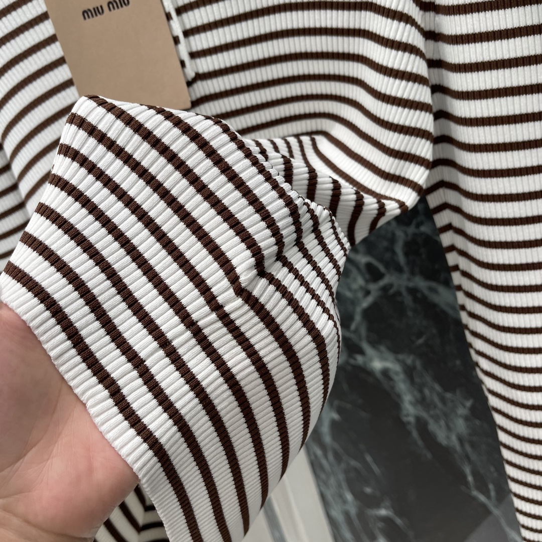 
Miu 25早秋新款 撞色条纹翻领针织长袖 前襟纽扣半开襟随心调节大身黑白细条纹交织➕胸前装点标志性字