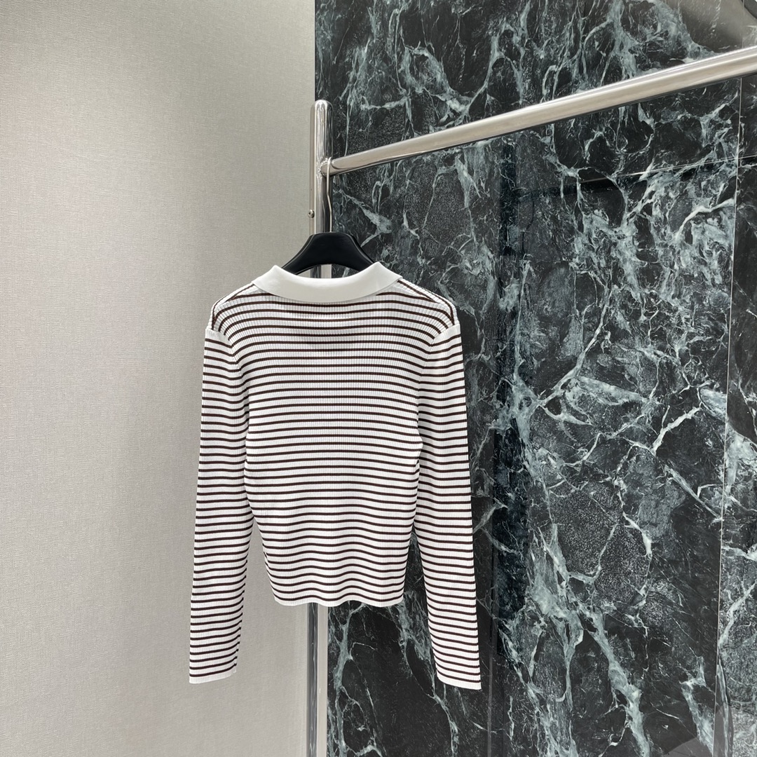 
Miu 25早秋新款 撞色条纹翻领针织长袖 前襟纽扣半开襟随心调节大身黑白细条纹交织➕胸前装点标志性字