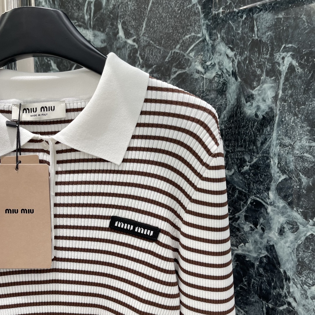
Miu 25早秋新款 撞色条纹翻领针织长袖 前襟纽扣半开襟随心调节大身黑白细条纹交织➕胸前装点标志性字