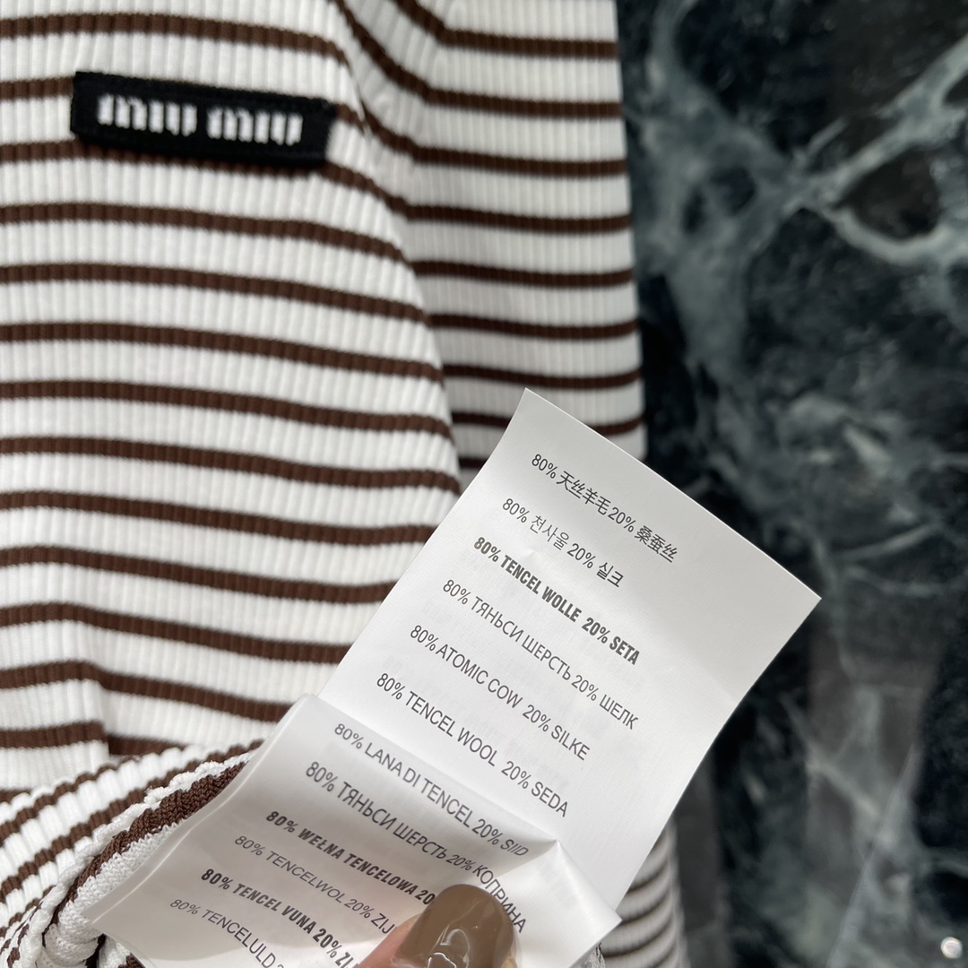 
Miu 25早秋新款 撞色条纹翻领针织长袖 前襟纽扣半开襟随心调节大身黑白细条纹交织➕胸前装点标志性字