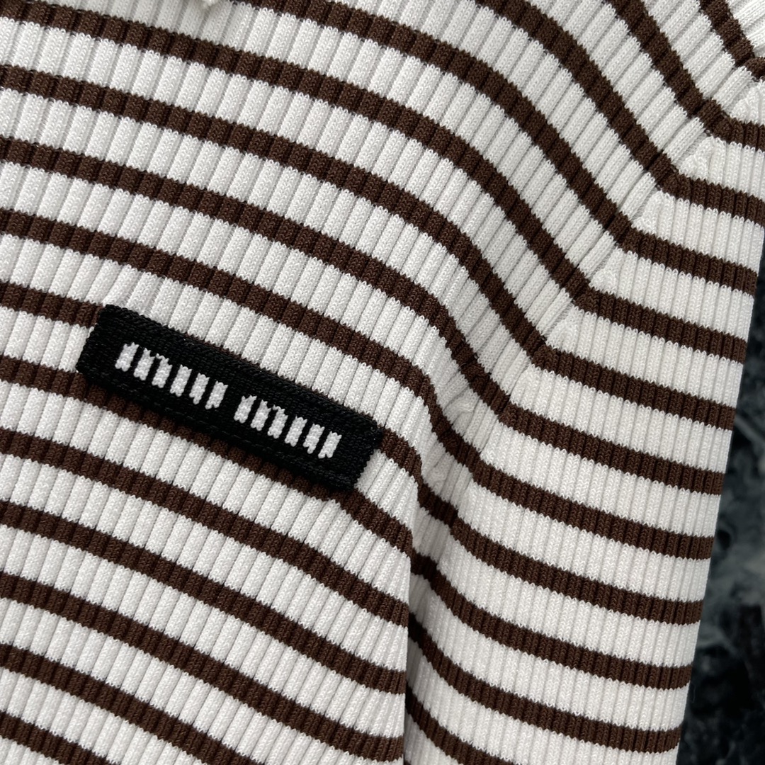 
Miu 25早秋新款 撞色条纹翻领针织长袖 前襟纽扣半开襟随心调节大身黑白细条纹交织➕胸前装点标志性字