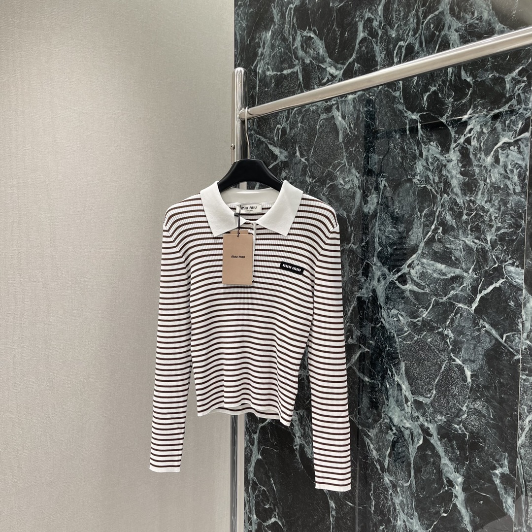 
Miu 25早秋新款 撞色条纹翻领针织长袖 前襟纽扣半开襟随心调节大身黑白细条纹交织➕胸前装点标志性字
