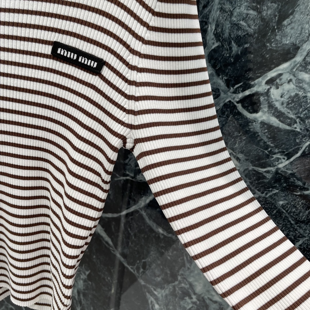 
Miu 25早秋新款 撞色条纹翻领针织长袖 前襟纽扣半开襟随心调节大身黑白细条纹交织➕胸前装点标志性字