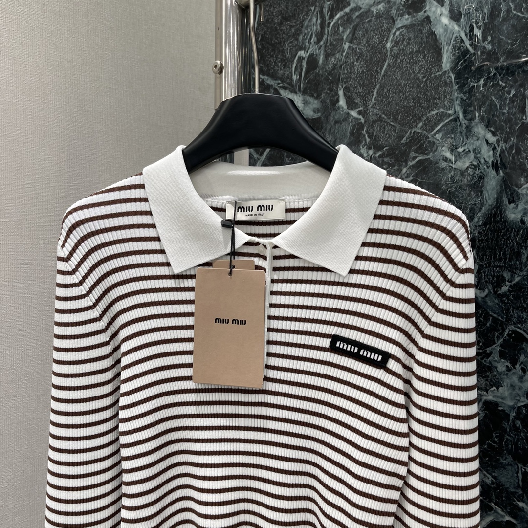 
Miu 25早秋新款 撞色条纹翻领针织长袖 前襟纽扣半开襟随心调节大身黑白细条纹交织➕胸前装点标志性字