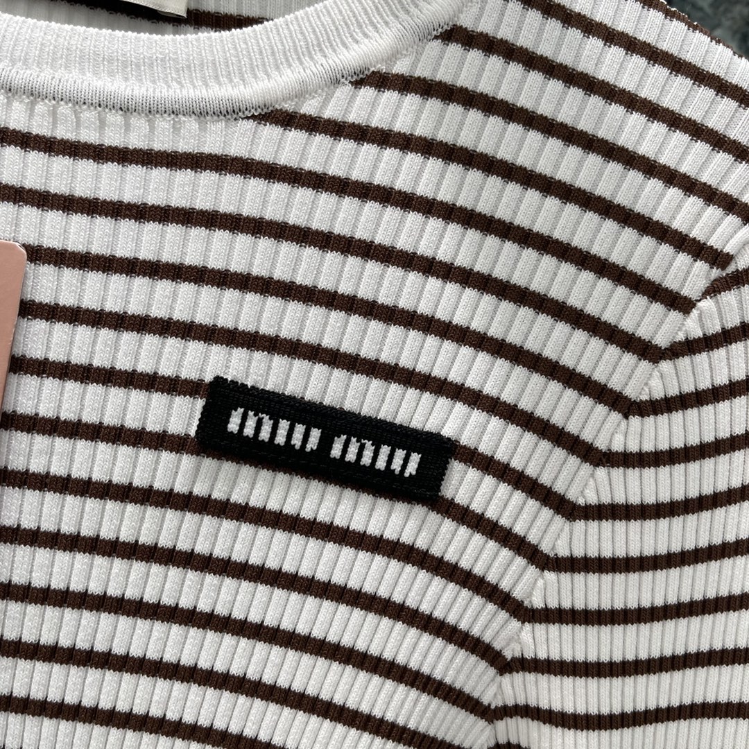
Miu 25早秋新款 撞色条纹圆领针织长袖 前襟纽扣半开襟随心调节大身黑白细条纹交织➕胸前装点标志性字