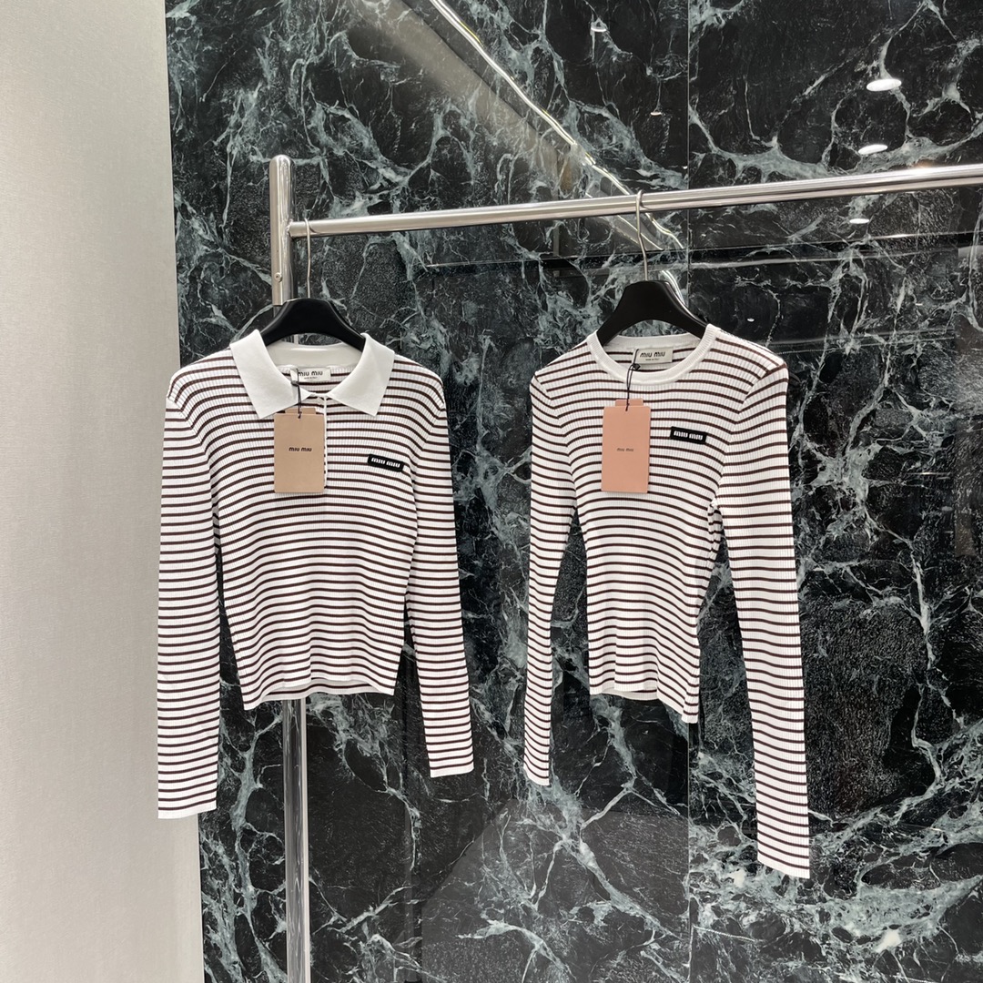 
Miu 25早秋新款 撞色条纹圆领针织长袖 前襟纽扣半开襟随心调节大身黑白细条纹交织➕胸前装点标志性字