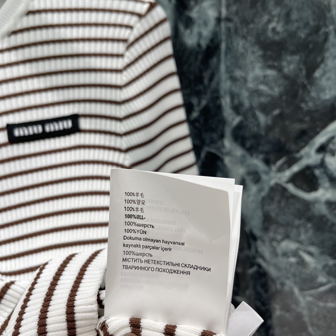 
Miu 25早秋新款 撞色条纹圆领针织长袖 前襟纽扣半开襟随心调节大身黑白细条纹交织➕胸前装点标志性字