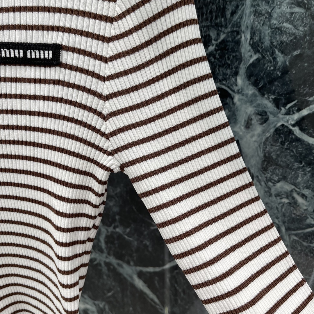 
Miu 25早秋新款 撞色条纹圆领针织长袖 前襟纽扣半开襟随心调节大身黑白细条纹交织➕胸前装点标志性字