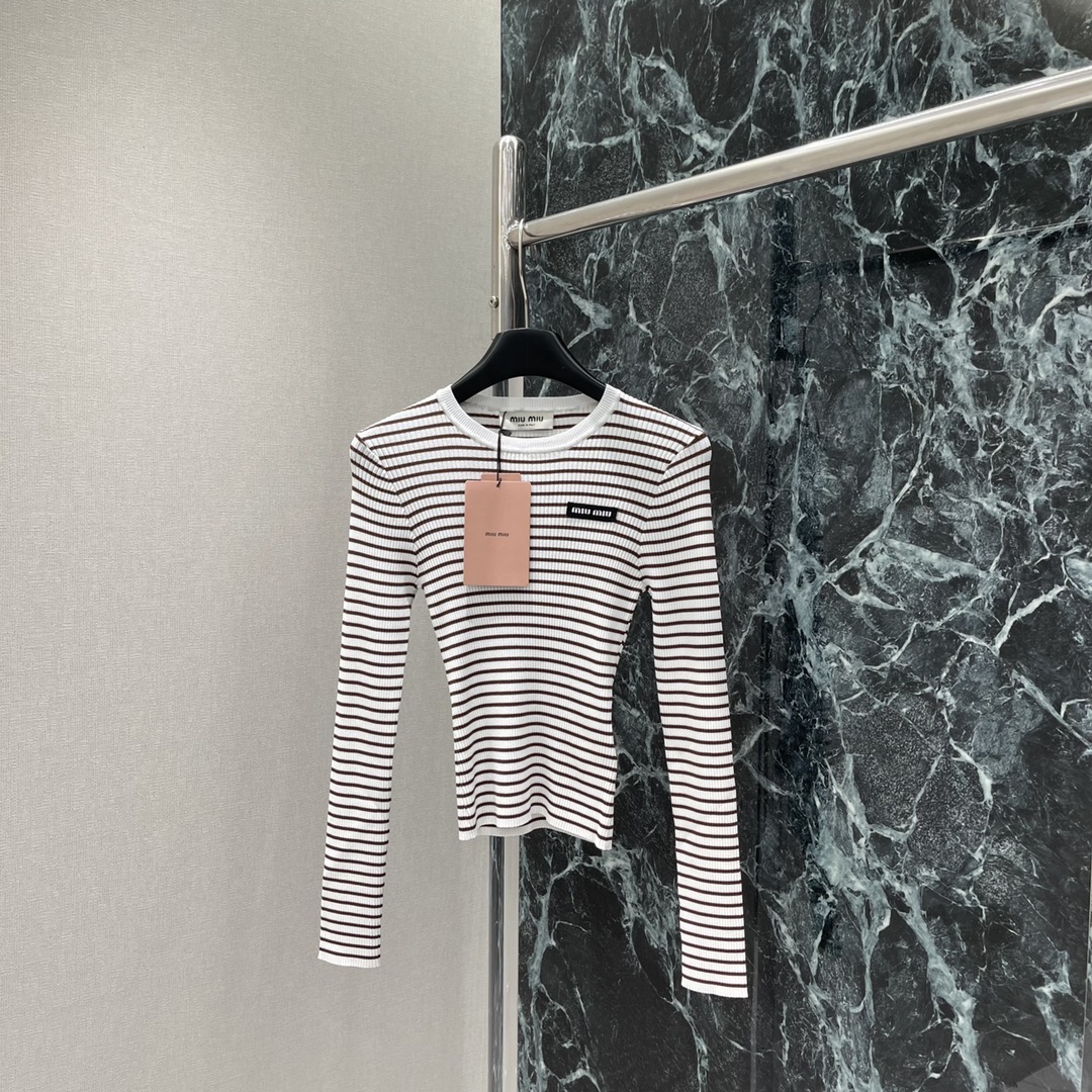 
Miu 25早秋新款 撞色条纹圆领针织长袖 前襟纽扣半开襟随心调节大身黑白细条纹交织➕胸前装点标志性字