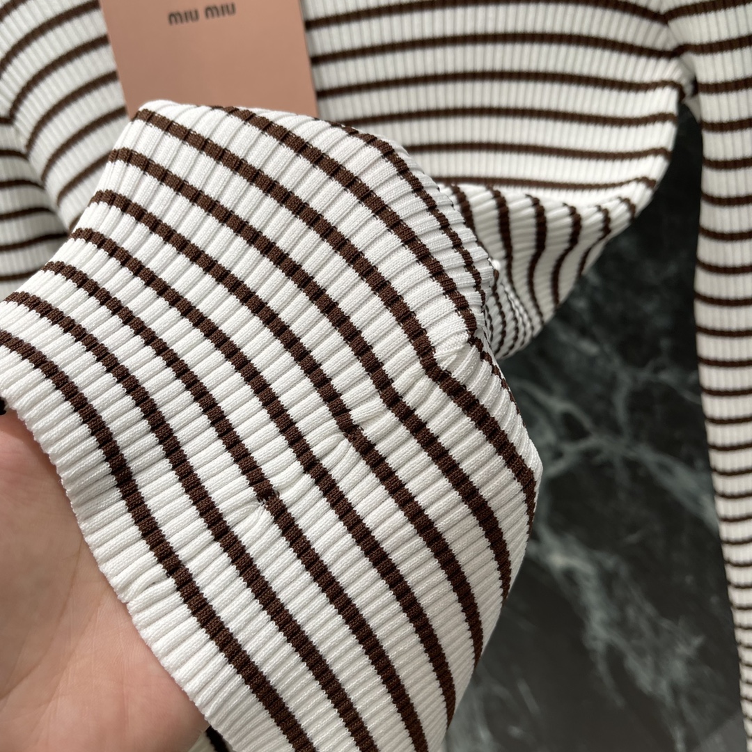 
Miu 25早秋新款 撞色条纹圆领针织长袖 前襟纽扣半开襟随心调节大身黑白细条纹交织➕胸前装点标志性字