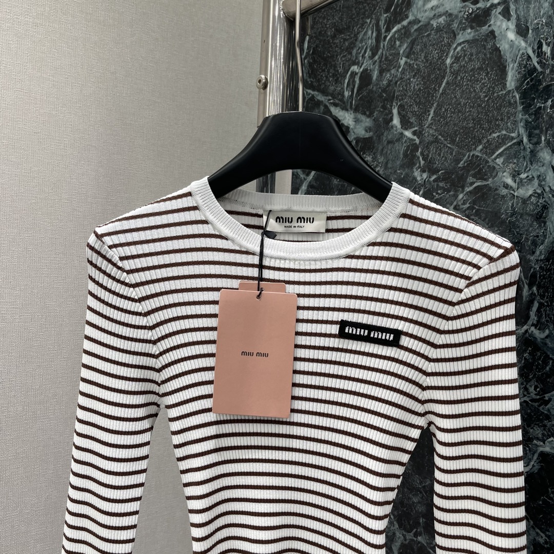 
Miu 25早秋新款 撞色条纹圆领针织长袖 前襟纽扣半开襟随心调节大身黑白细条纹交织➕胸前装点标志性字
