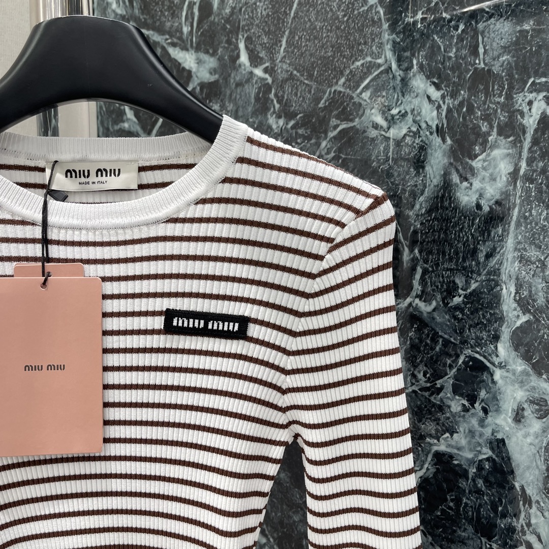 
Miu 25早秋新款 撞色条纹圆领针织长袖 前襟纽扣半开襟随心调节大身黑白细条纹交织➕胸前装点标志性字