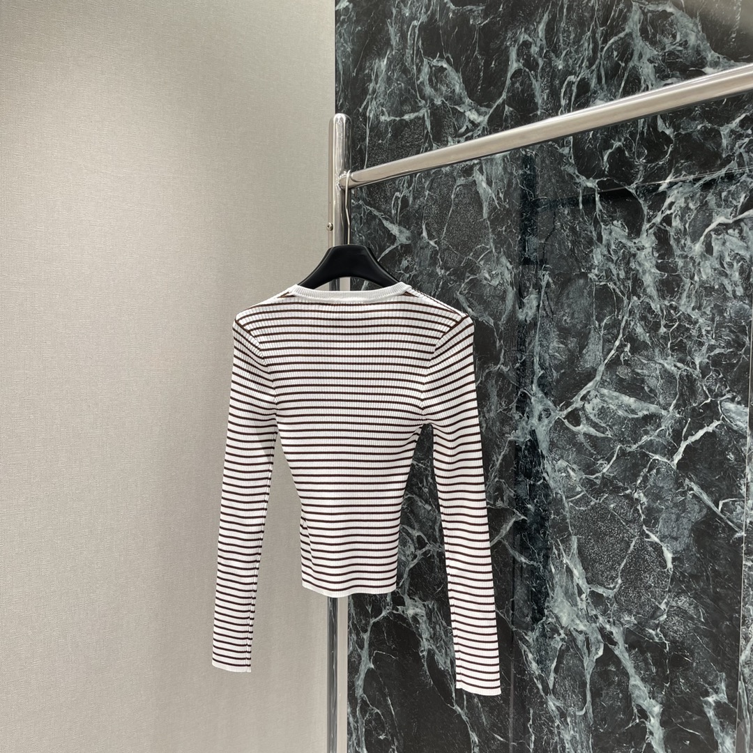 
Miu 25早秋新款 撞色条纹圆领针织长袖 前襟纽扣半开襟随心调节大身黑白细条纹交织➕胸前装点标志性字