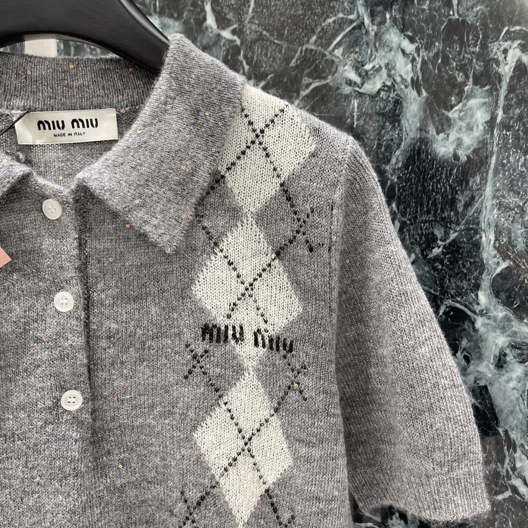 
Miu 25早秋新款 菱格翻领针织短袖 学院风增加青春气息字母徽标刺绣点缀彰显品牌调性文艺感配色尽显减