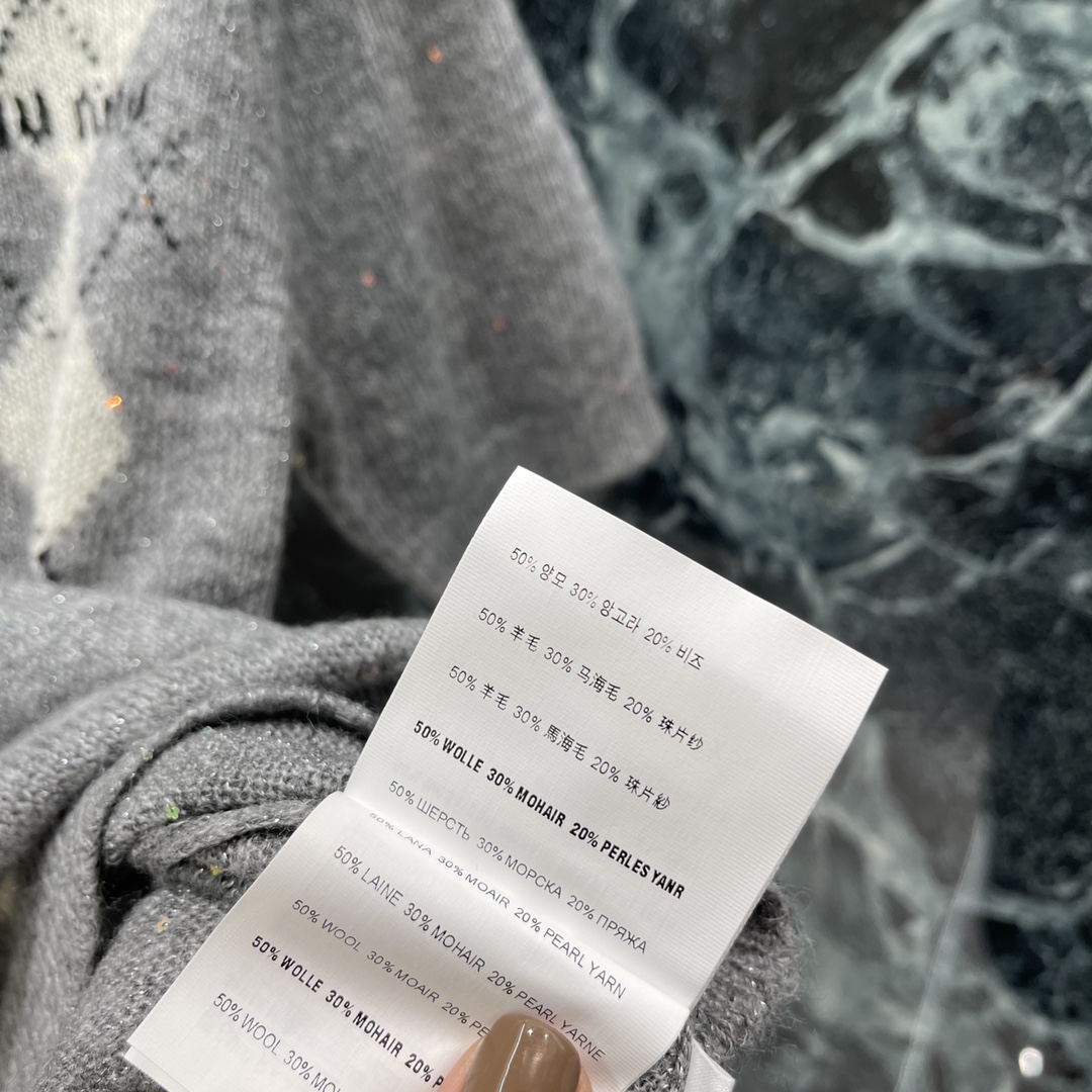 
Miu 25早秋新款 菱格翻领针织短袖 学院风增加青春气息字母徽标刺绣点缀彰显品牌调性文艺感配色尽显减