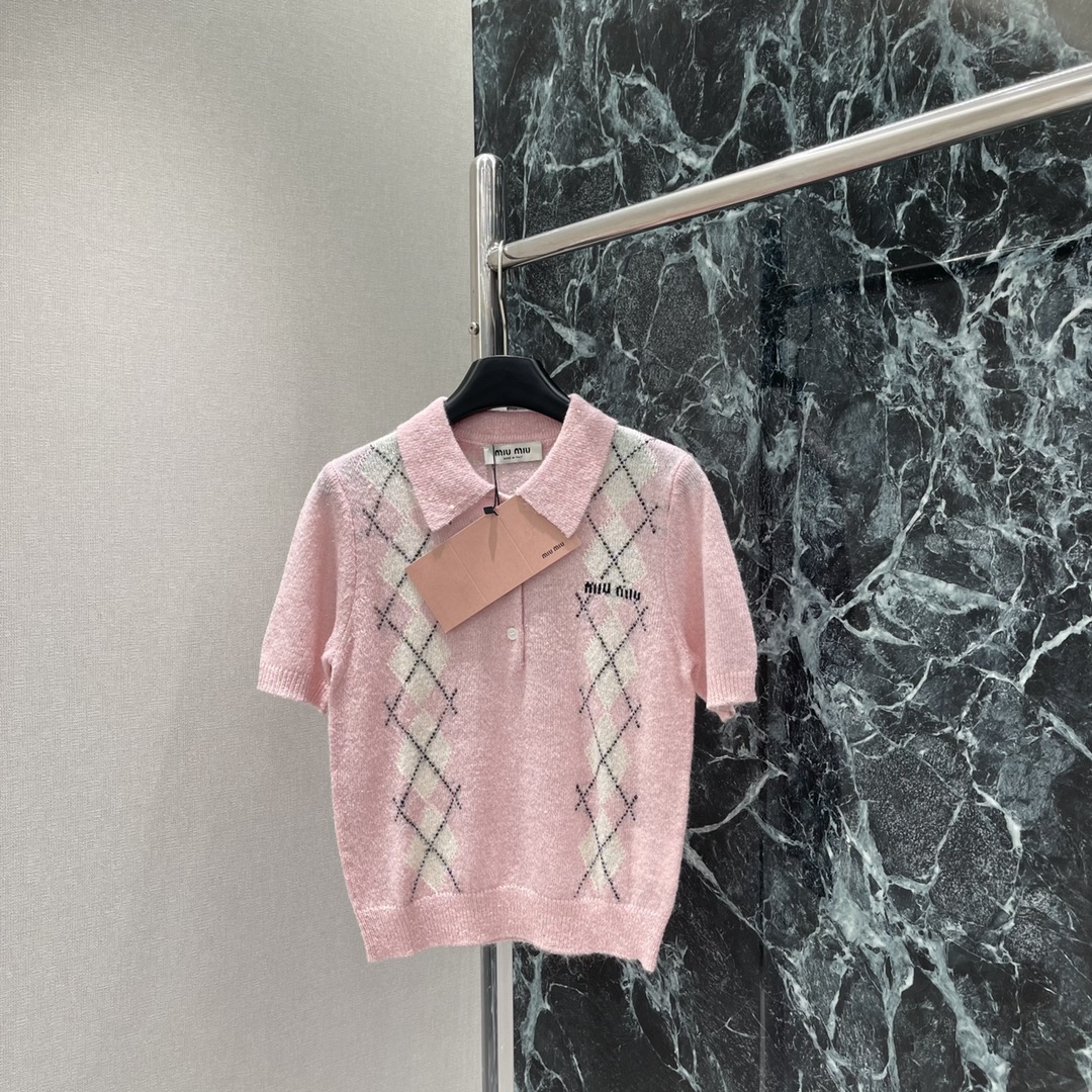 
Miu 25早秋新款 菱格翻领针织短袖 学院风增加青春气息字母徽标刺绣点缀彰显品牌调性文艺感配色尽显减