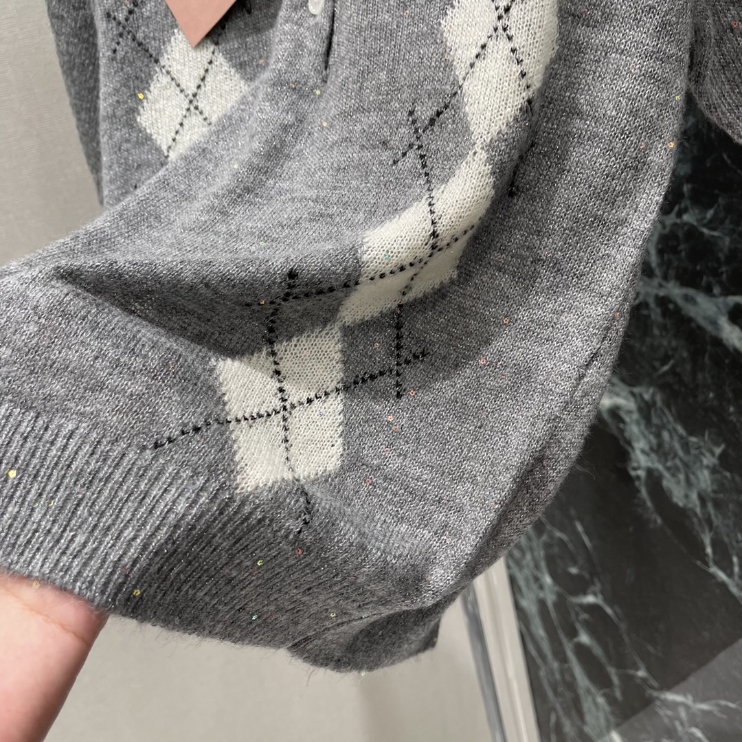 
Miu 25早秋新款 菱格翻领针织短袖 学院风增加青春气息字母徽标刺绣点缀彰显品牌调性文艺感配色尽显减