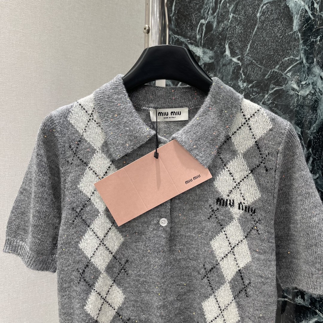 
Miu 25早秋新款 菱格翻领针织短袖 学院风增加青春气息字母徽标刺绣点缀彰显品牌调性文艺感配色尽显减