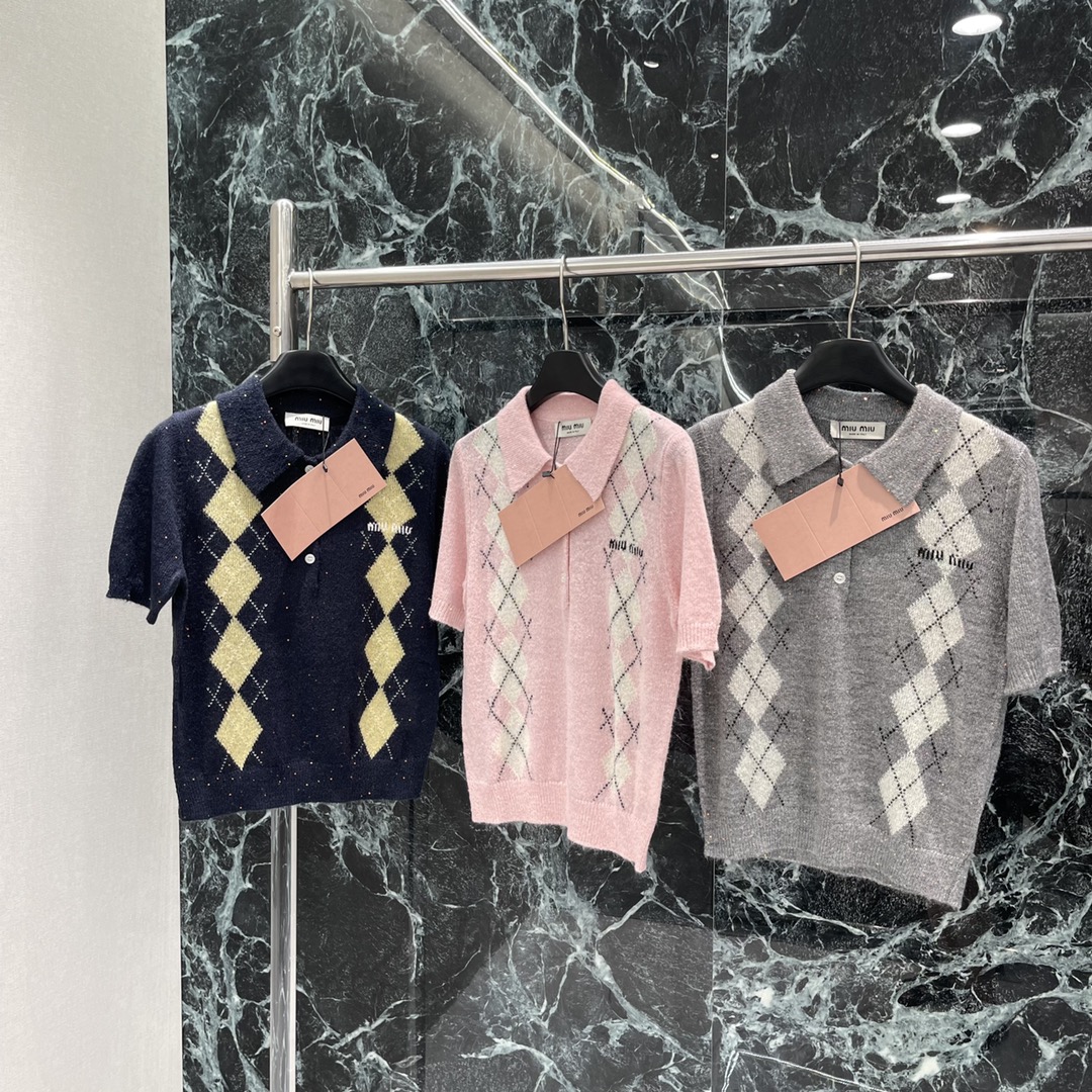 
Miu 25早秋新款 菱格翻领针织短袖 学院风增加青春气息字母徽标刺绣点缀彰显品牌调性文艺感配色尽显减