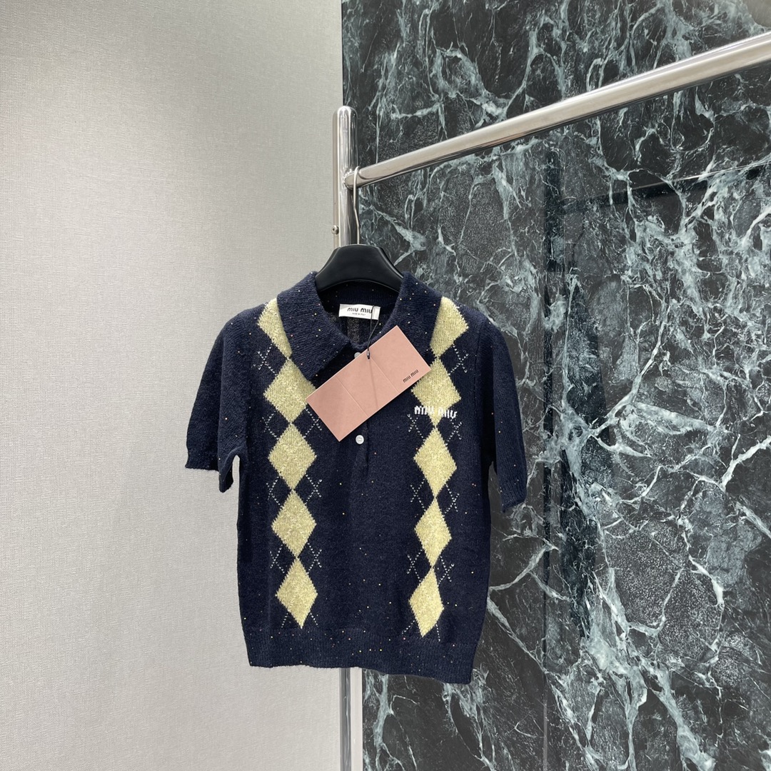 
Miu 25早秋新款 菱格翻领针织短袖 学院风增加青春气息字母徽标刺绣点缀彰显品牌调性文艺感配色尽显减