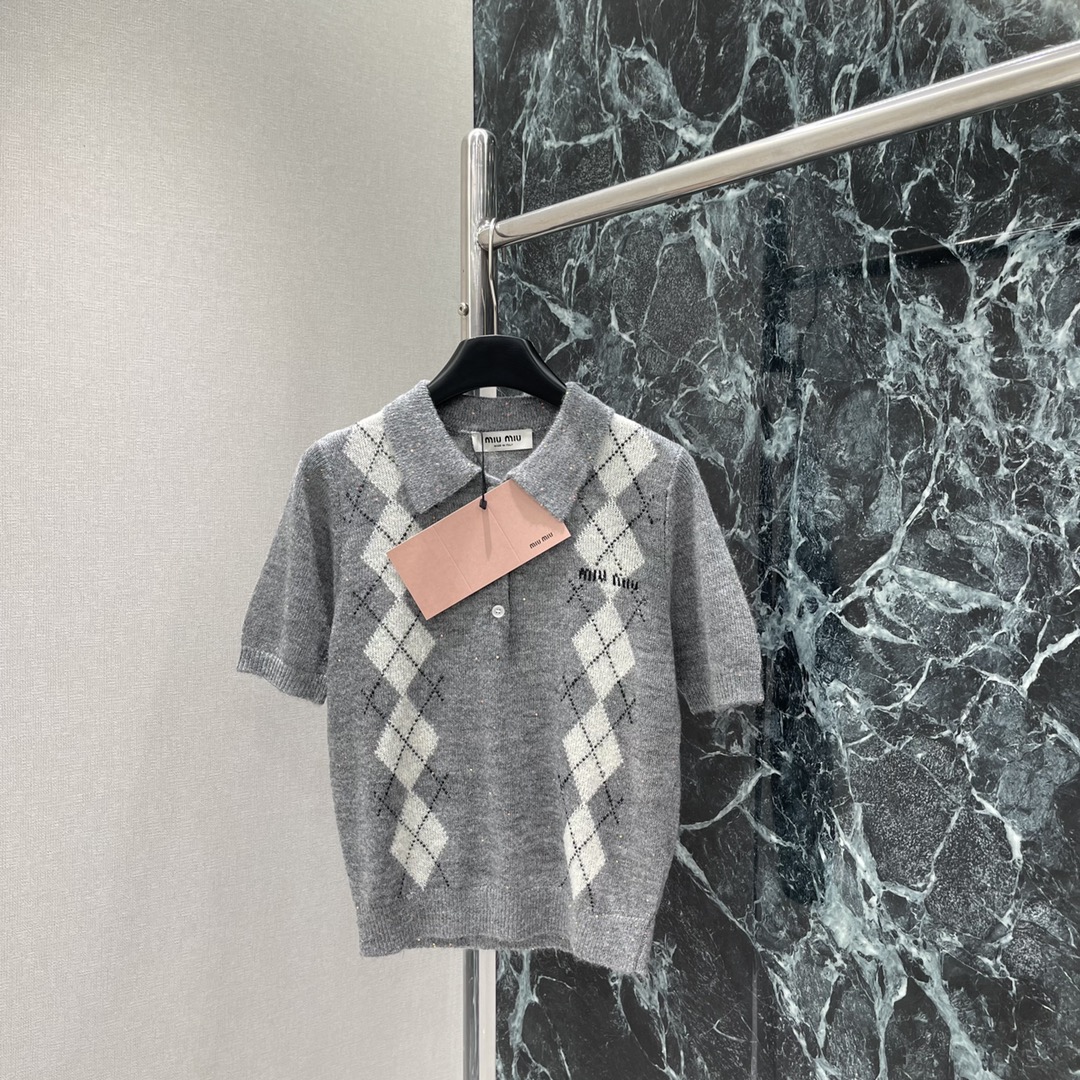 
Miu 25早秋新款 菱格翻领针织短袖 学院风增加青春气息字母徽标刺绣点缀彰显品牌调性文艺感配色尽显减