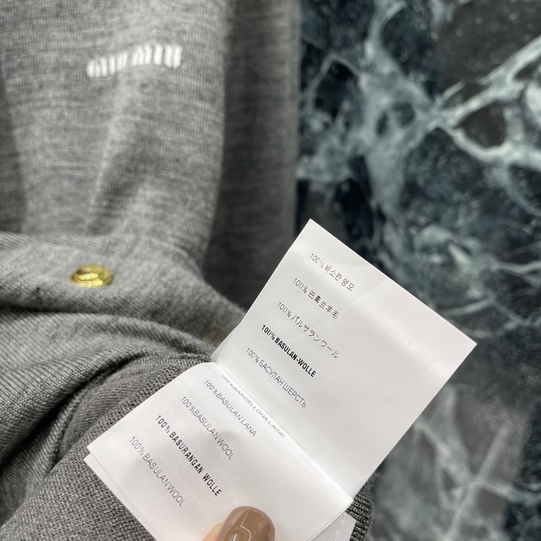 
Miu 25早秋新款 波点撞色领针织开衫 通体细密钩织纹理设计精致螺纹包边➕翻领波点撞色拼接形成层次感