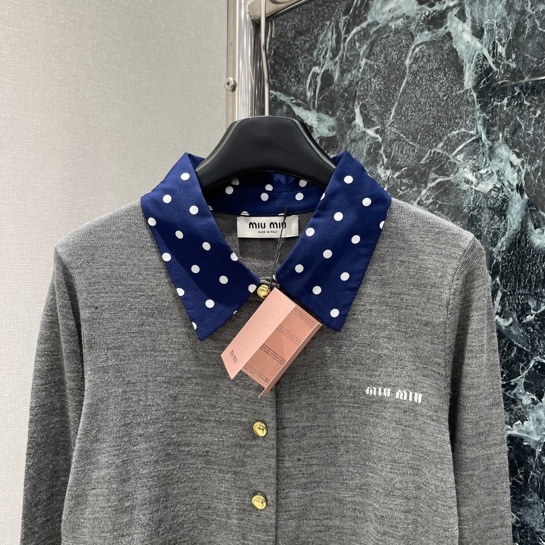 
Miu 25早秋新款 波点撞色领针织开衫 通体细密钩织纹理设计精致螺纹包边➕翻领波点撞色拼接形成层次感