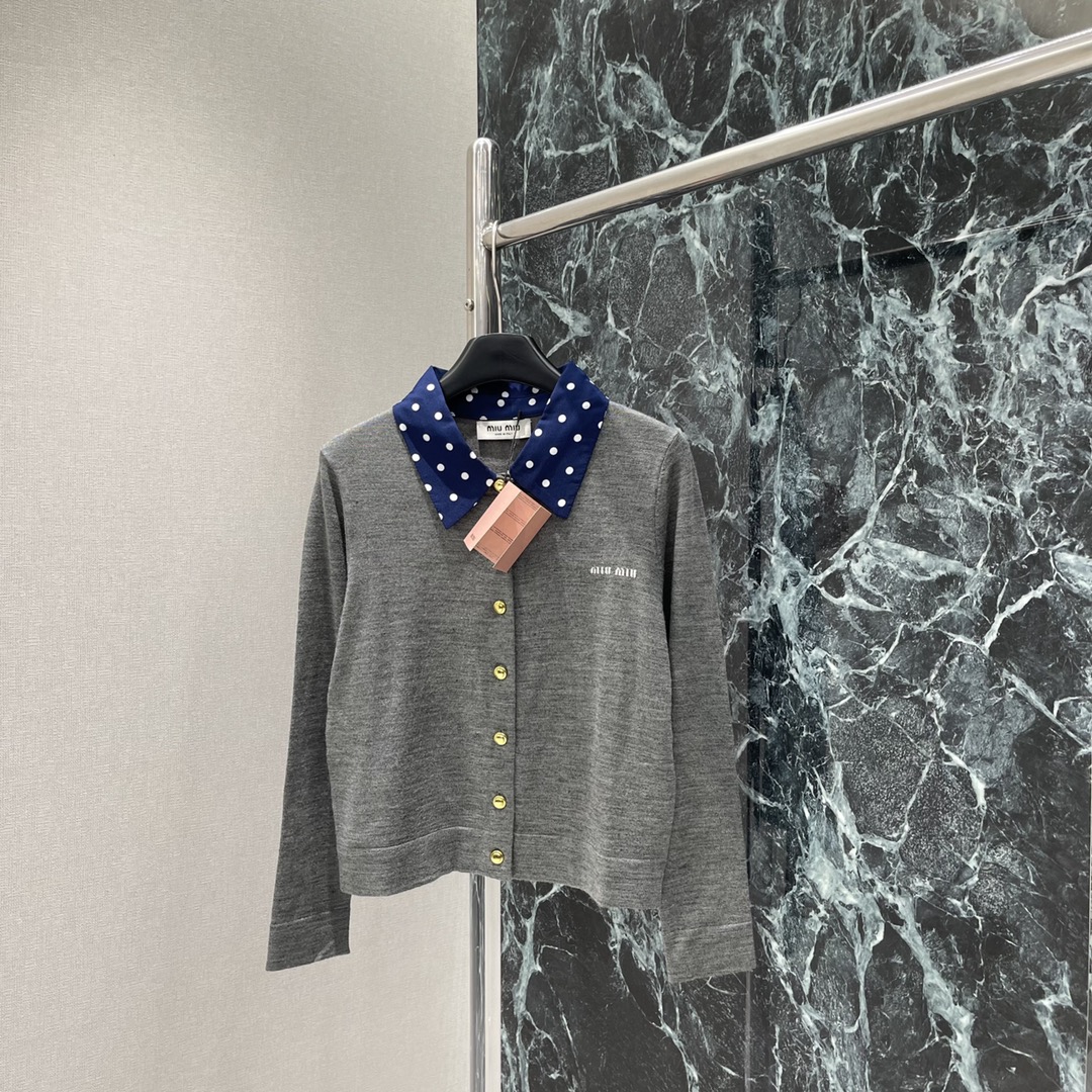 
Miu 25早秋新款 波点撞色领针织开衫 通体细密钩织纹理设计精致螺纹包边➕翻领波点撞色拼接形成层次感