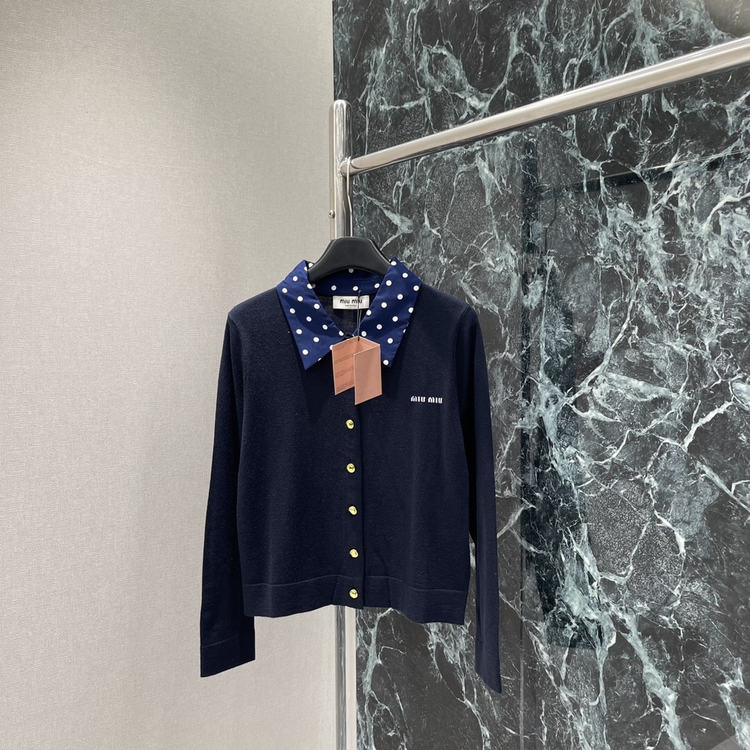 
Miu 25早秋新款 波点撞色领针织开衫 通体细密钩织纹理设计精致螺纹包边➕翻领波点撞色拼接形成层次感