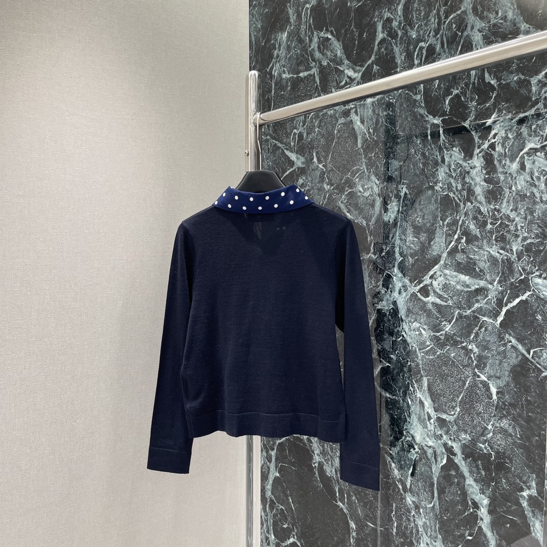 
Miu 25早秋新款 波点撞色领针织开衫 通体细密钩织纹理设计精致螺纹包边➕翻领波点撞色拼接形成层次感