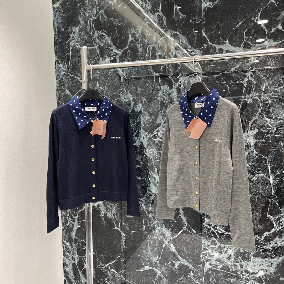 
Miu 25早秋新款 波点撞色领针织开衫 通体细密钩织纹理设计精致螺纹包边➕翻领波点撞色拼接形成层次感
