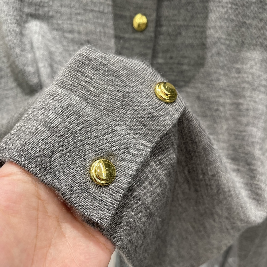 
Miu 25早秋新款 波点撞色领针织开衫 通体细密钩织纹理设计精致螺纹包边➕翻领波点撞色拼接形成层次感